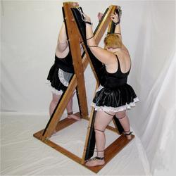 Double cross frame with two restraint stations